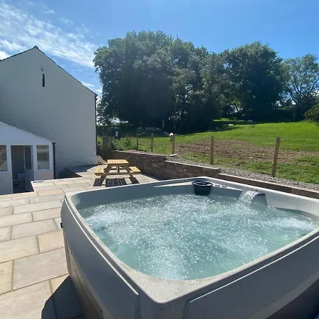 Dom wakacyjny Rattlebeck Farm And Hot Tub Pet Friendly *